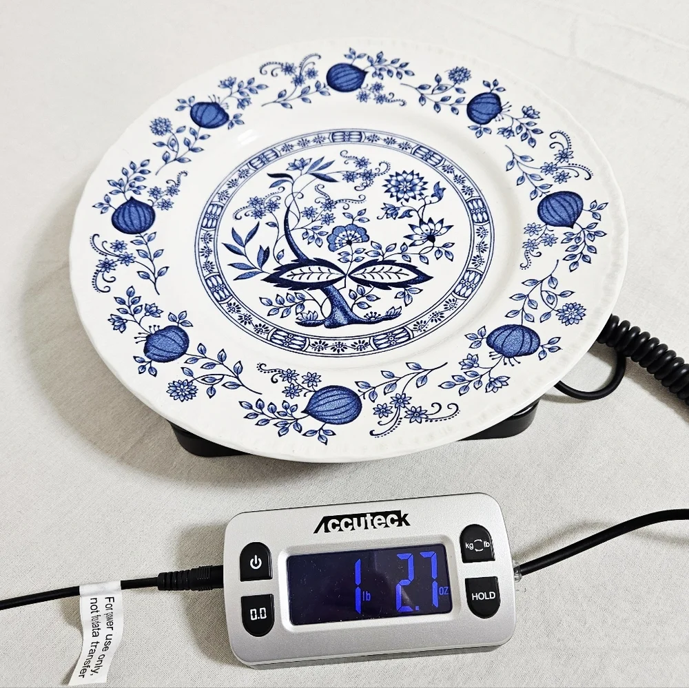Vtg. Wedgewood Blue Heritage Dinner Plate England Hand‎ Engraving EUC White 10